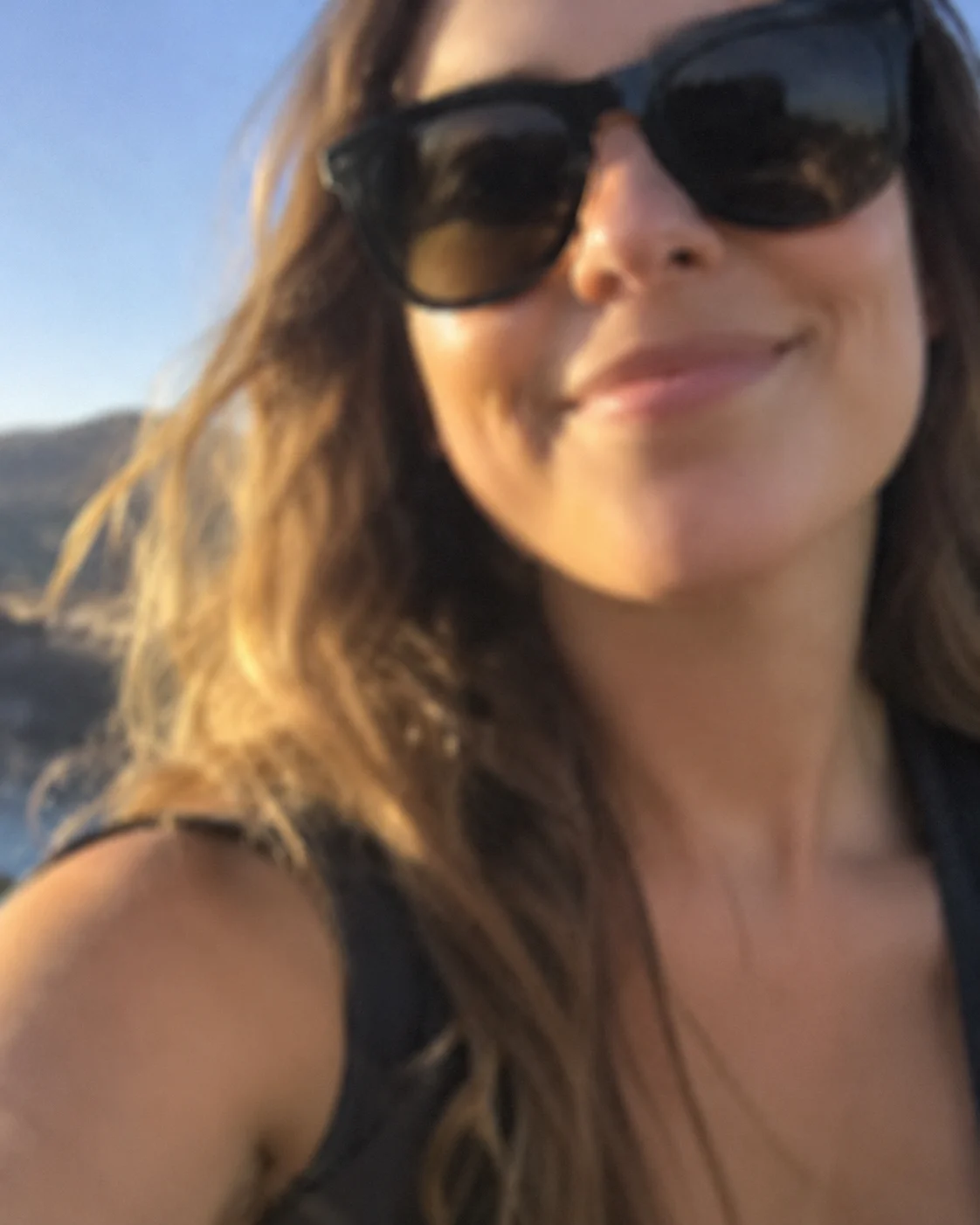 Unscharfe Nahaufnahme mit dunkler Sonnenbrille und abgeschnittenem Oberkopf