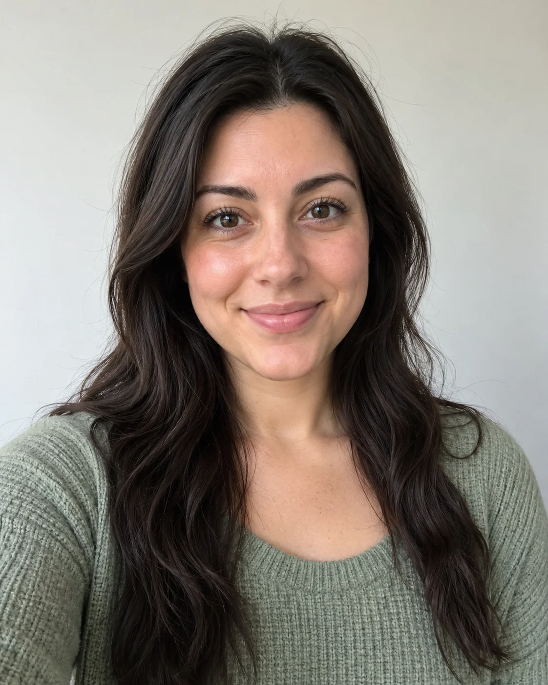 Klares, gut ausgeleuchtetes Frontalfoto mit einem unverdeckten Gesicht einer erwachsenen Person